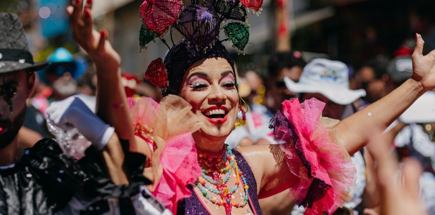 Juliana Maia recebe a Velha Guarda da Portela e Marquinhos de Oswaldo Cruz em domingo de carnaval e samba em Conservatória